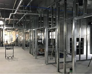 画像:間仕切り・外周部・柱型下地組工事